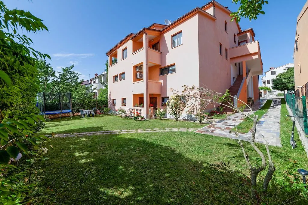 Charming House On The Beach And Deluxe Apartment プーラ