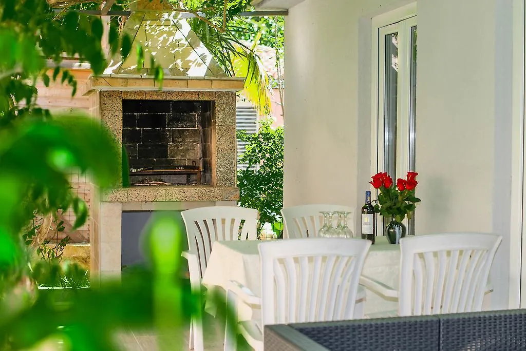 Charming House On The Beach And Deluxe Apartment プーラ クロアチア