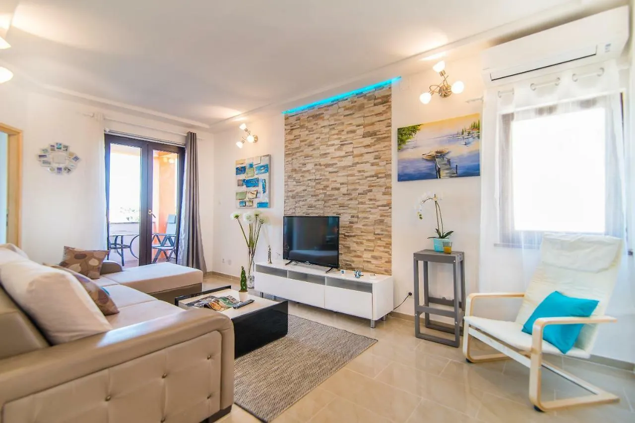 Charming House On The Beach And Deluxe Apartment プーラ