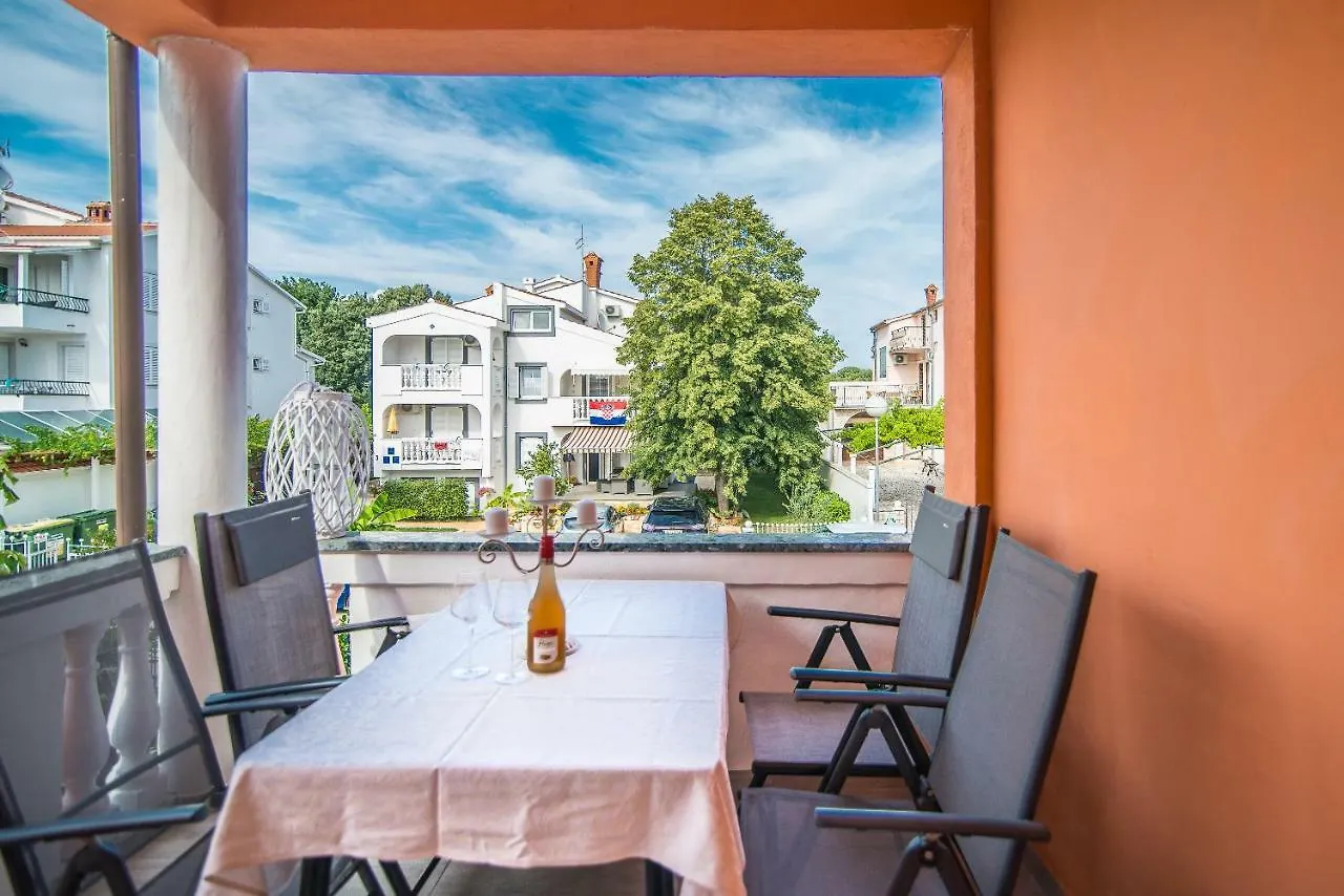 Charming House On The Beach And Deluxe Apartment プーラ