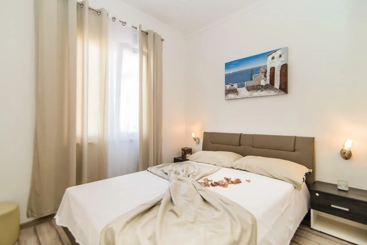 Charming House On The Beach And Deluxe Apartment プーラ クロアチア