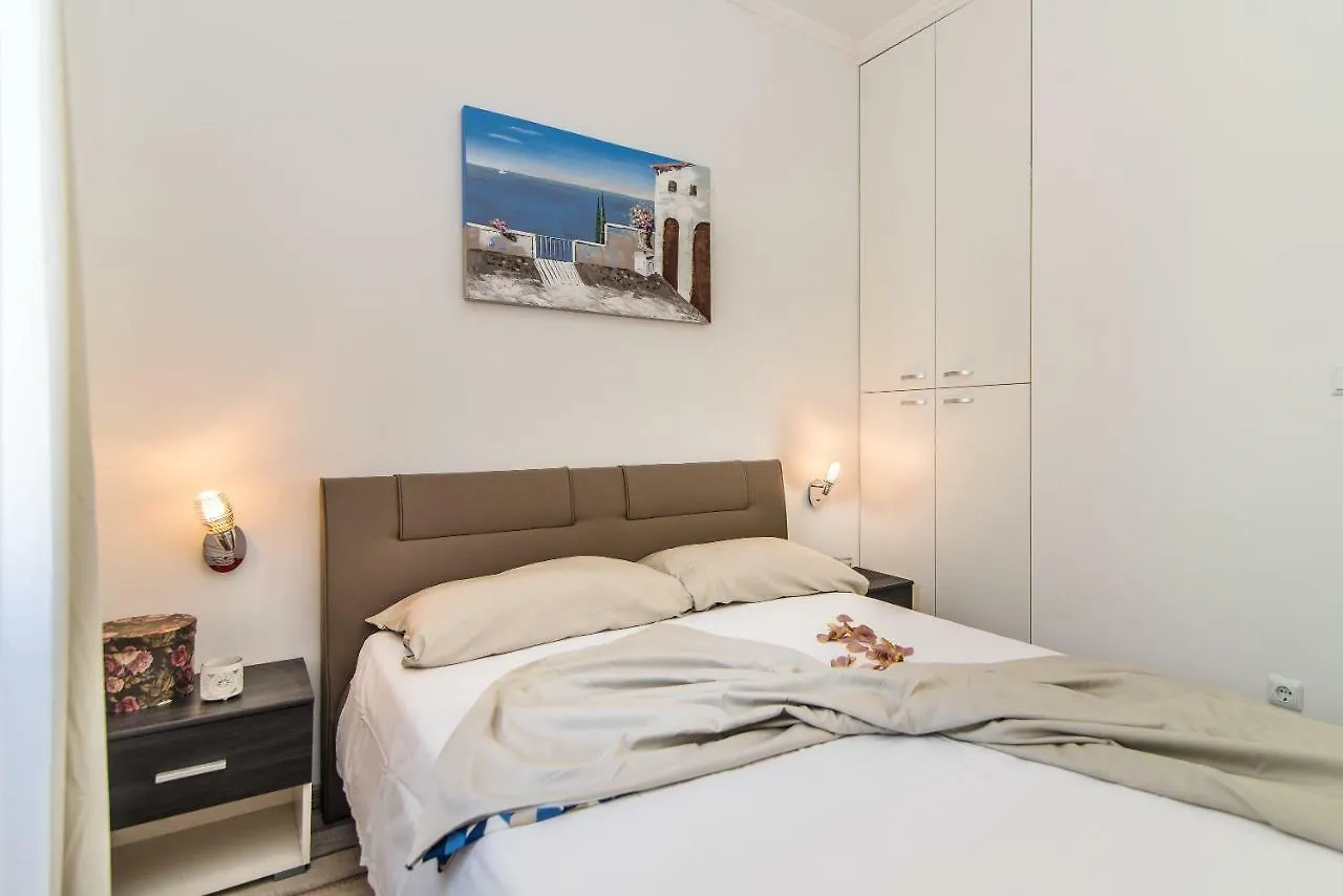 Charming House On The Beach And Deluxe Apartment プーラ
